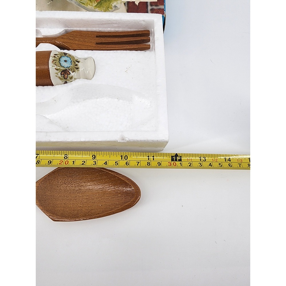 Vintage 4 Piece‎ Salad Set Natural Grained Wood Ceramic Floral Handles Shakers - Picture 3 of 4